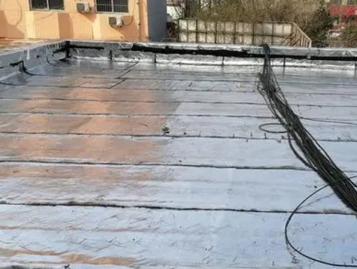 大悟卫生间漏水维修公司分享下大悟屋面楼顶防水刚性防水层施工要点。